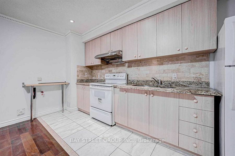 Property Photo:  639 A Dupont St  ON M6G 1Z4 