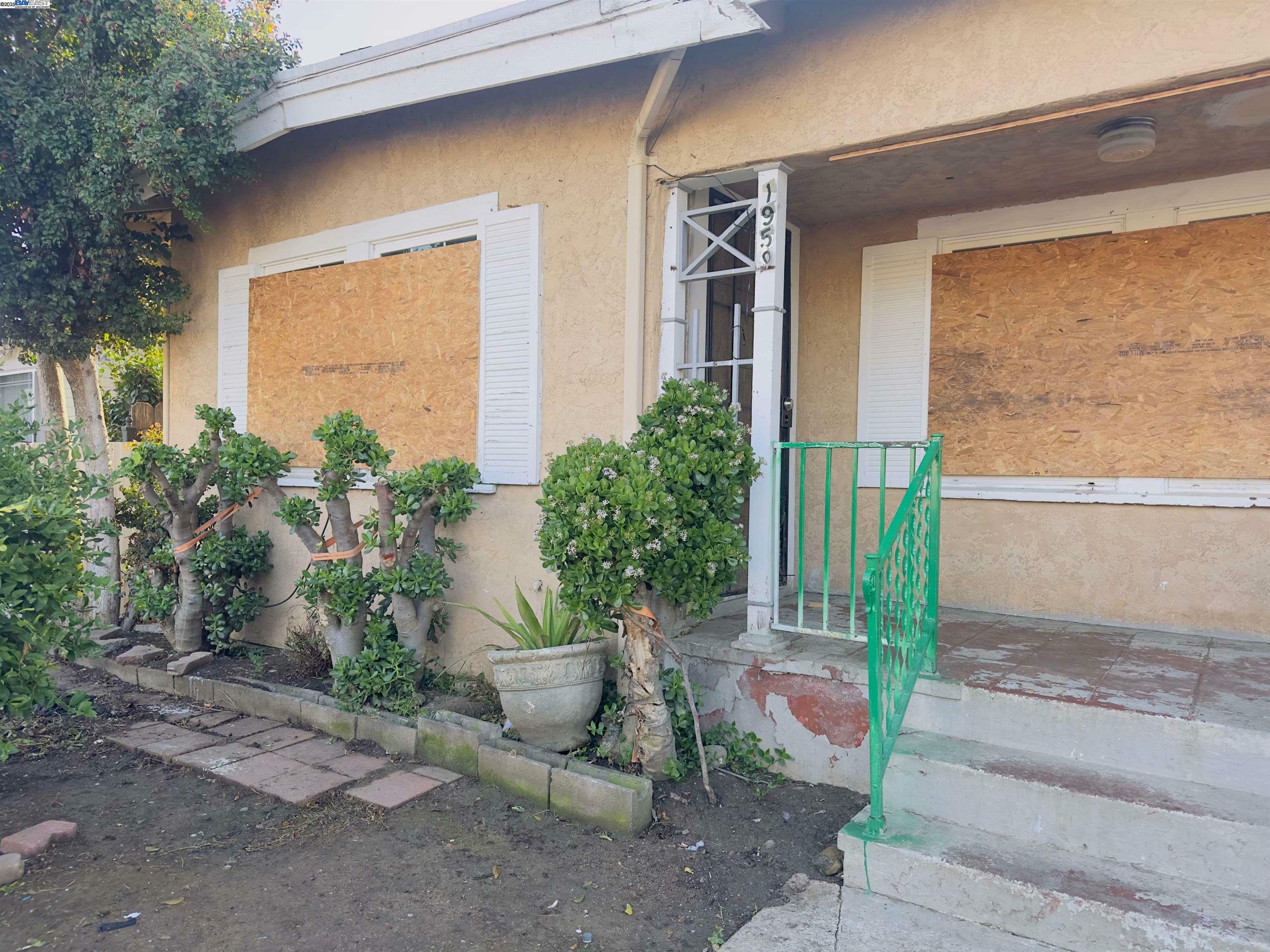 Property Photo:  1950 Auseon Ave  CA 94621 