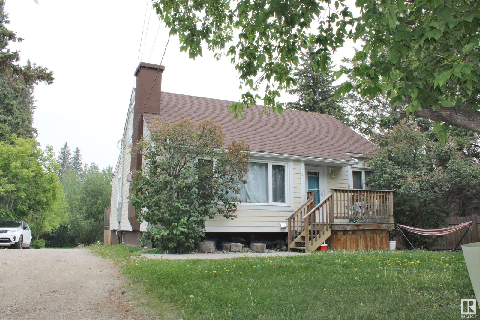 Property Photo: 4913 47 Avenue 1-4 AB T7Z 1L7
