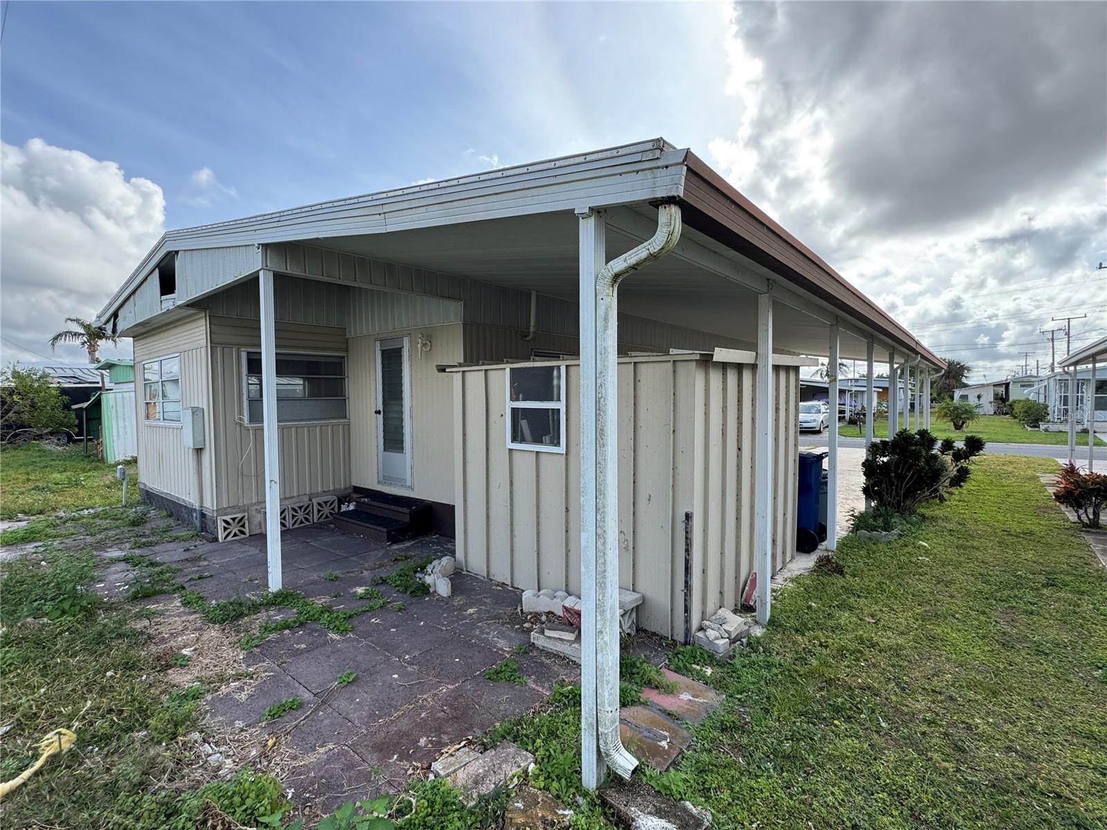 Property Photo: 611 50th Avenue Drive W FL 34207