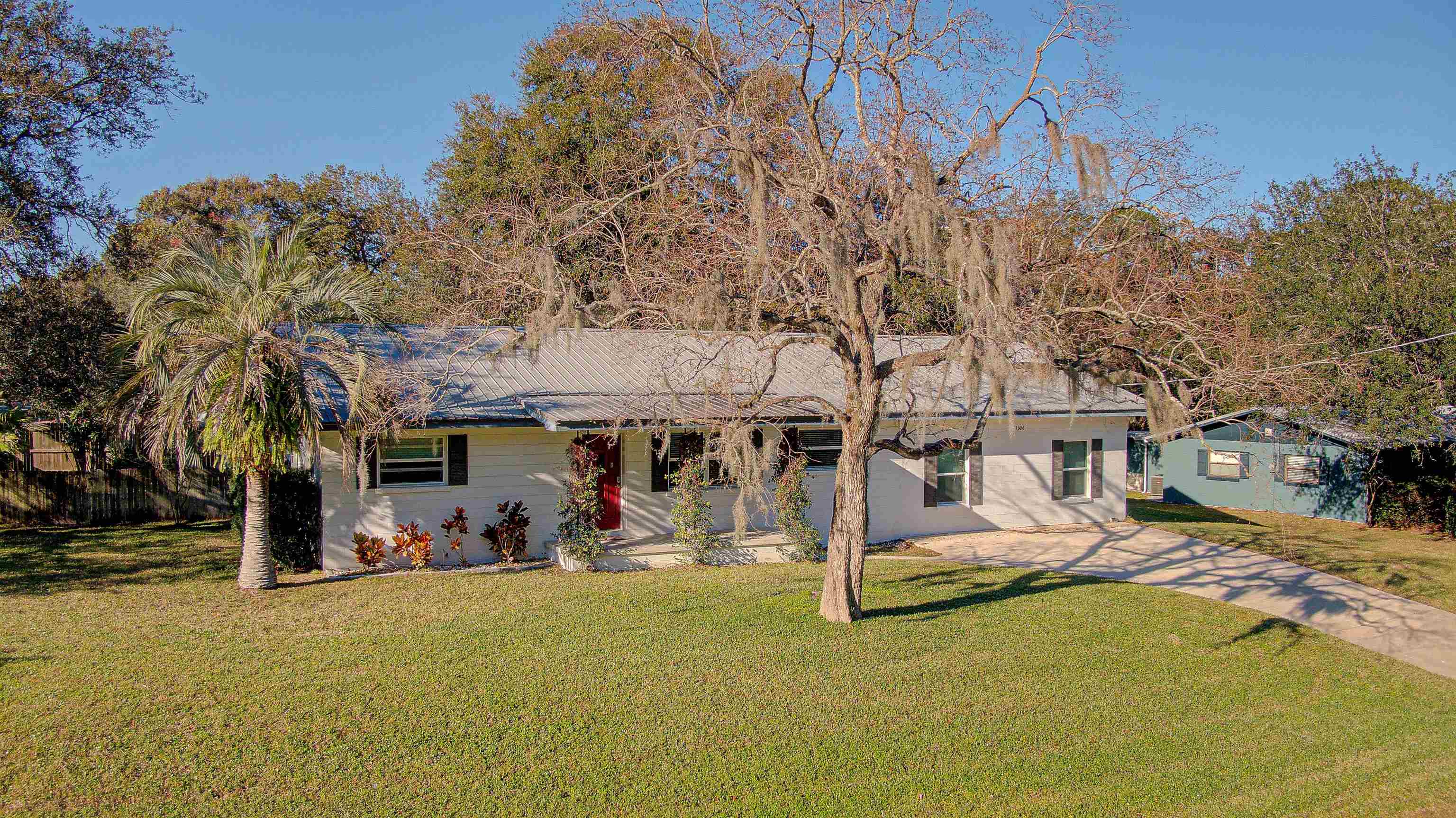 Property Photo:  1306 Shore Dr  FL 32086 