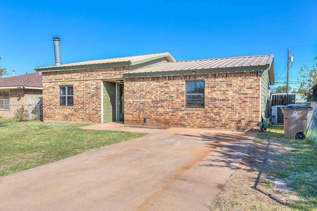 Property Photo:  170 E 42nd St  TX 76903 