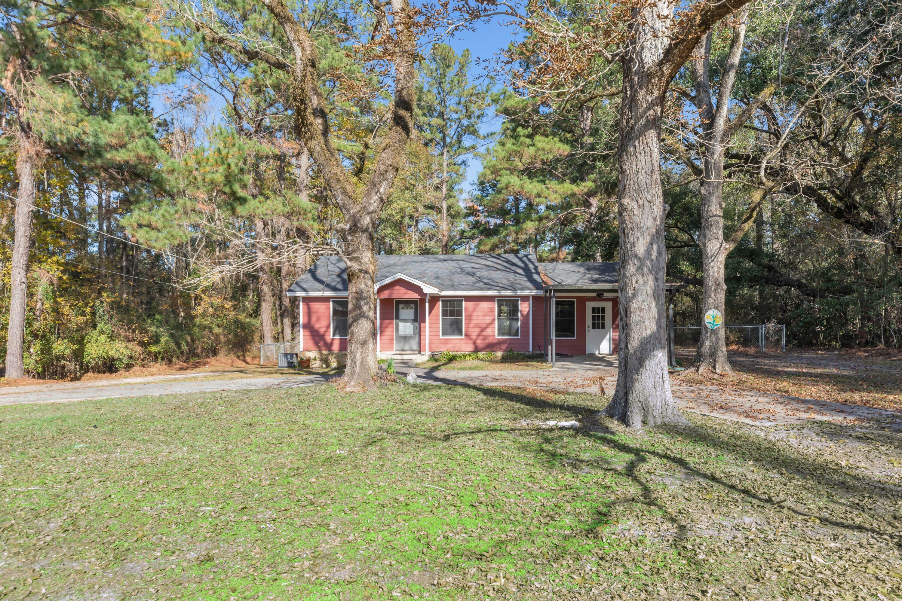 Property Photo: 2111 Petal Place FL 32536