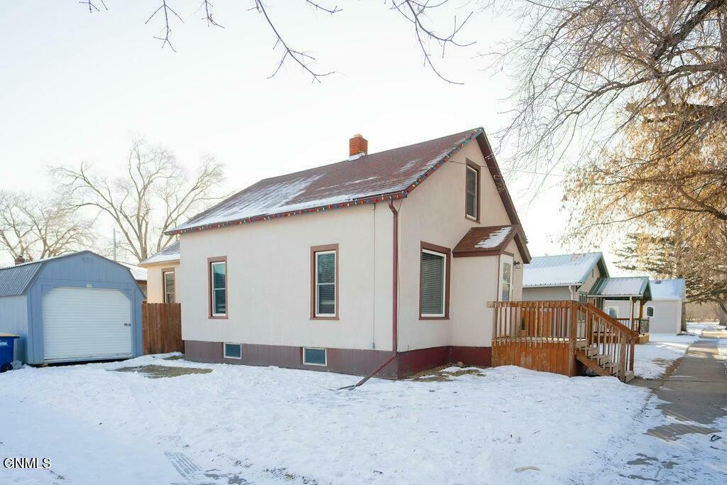 Property Photo:  301 6th Avenue SW  ND 58401 