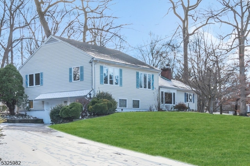 Property Photo:  1 Cromwell Dr  NJ 07960 