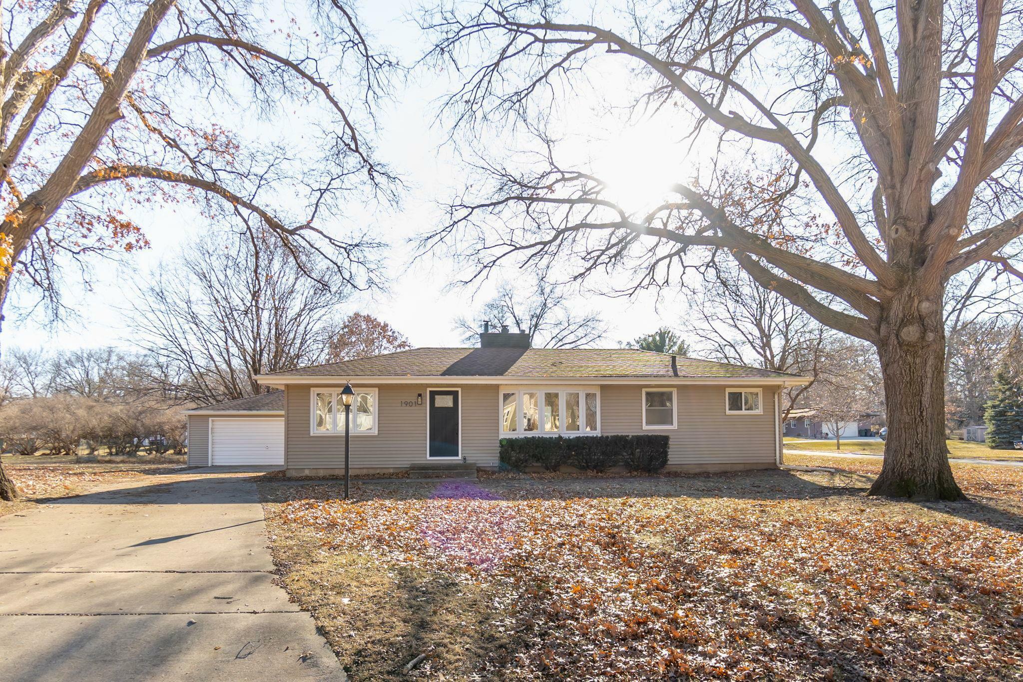 Property Photo:  1901 Pin Oak Drive  IA 50613 