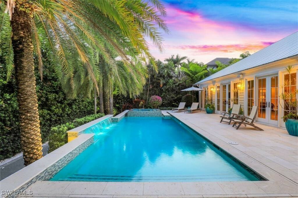 Property Photo: 154 4th Avenue N FL 34102