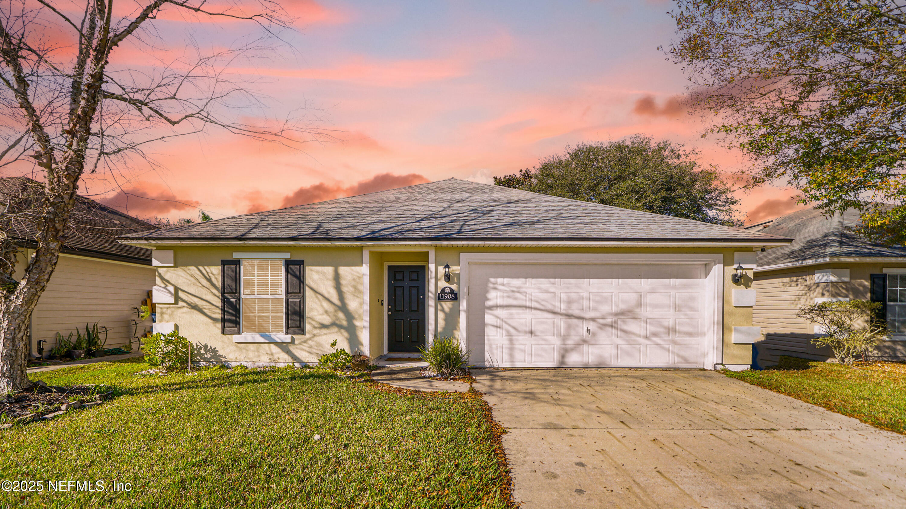 Property Photo:  11908 Hayden Lakes Circle  FL 32218 