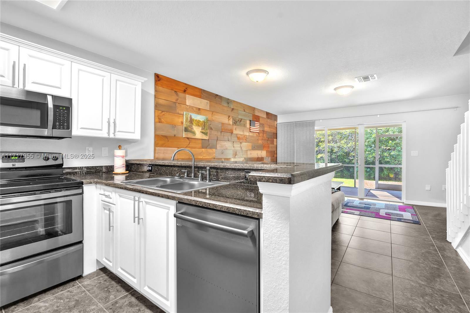 Property Photo: 4923 SW 66th Ter 4923 FL 33314