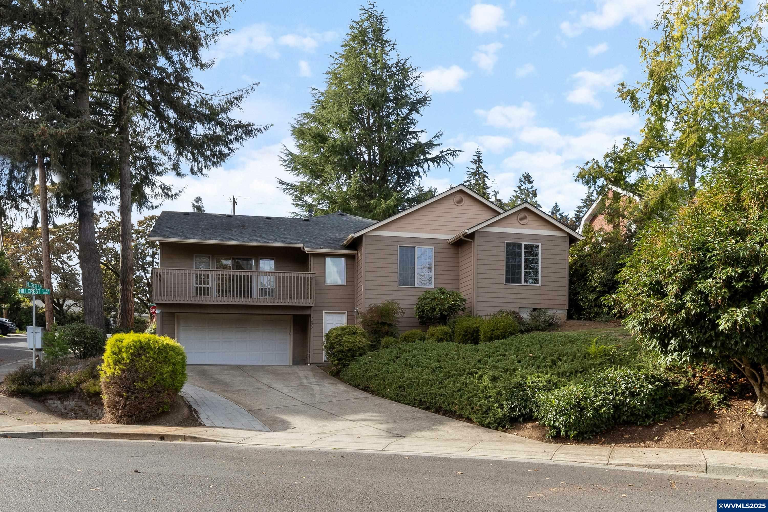 Property Photo: 1695 Hillcrest Ct NW OR 97304