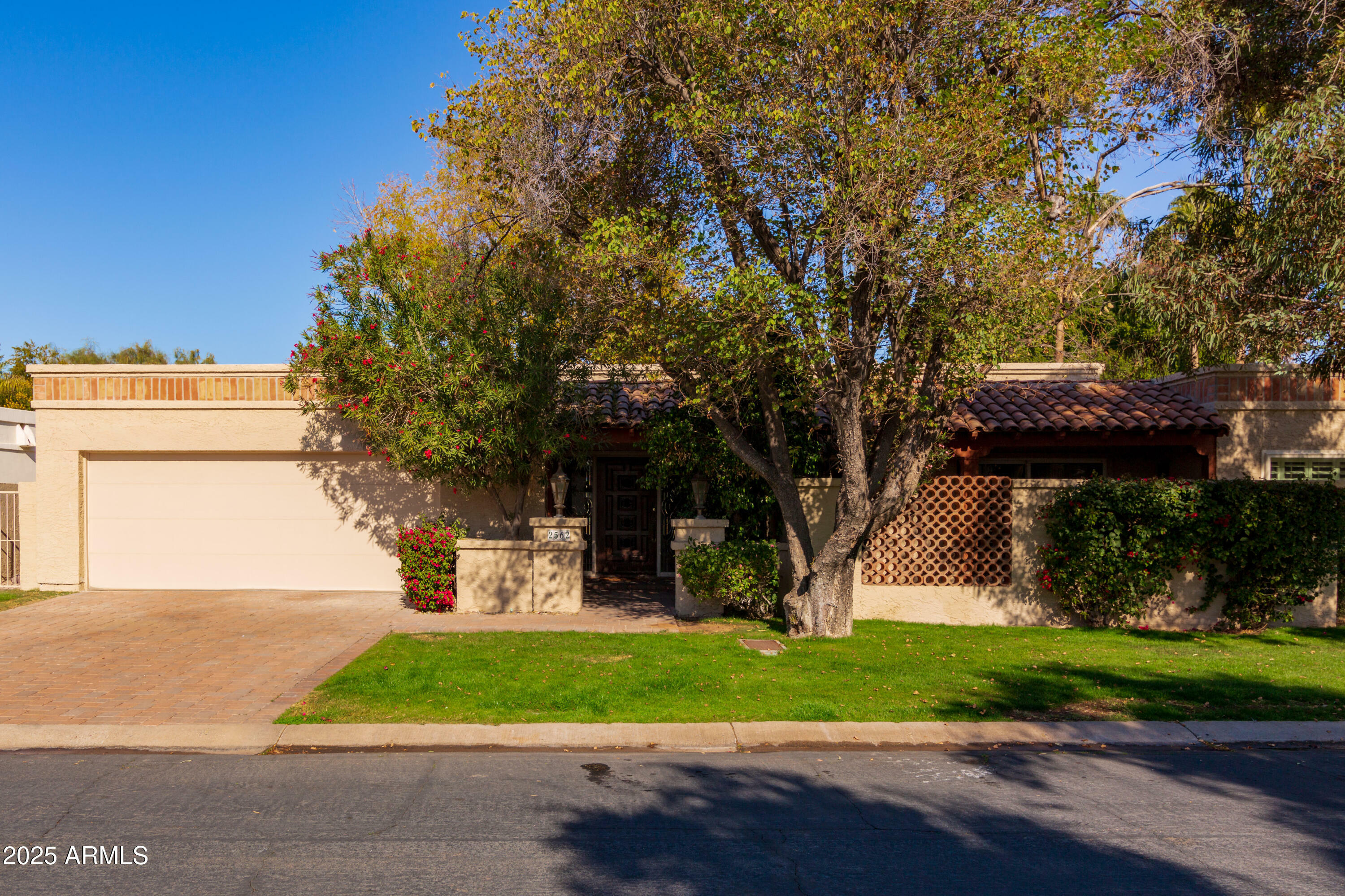 Property Photo:  2562 E Vermont Avenue  AZ 85016 