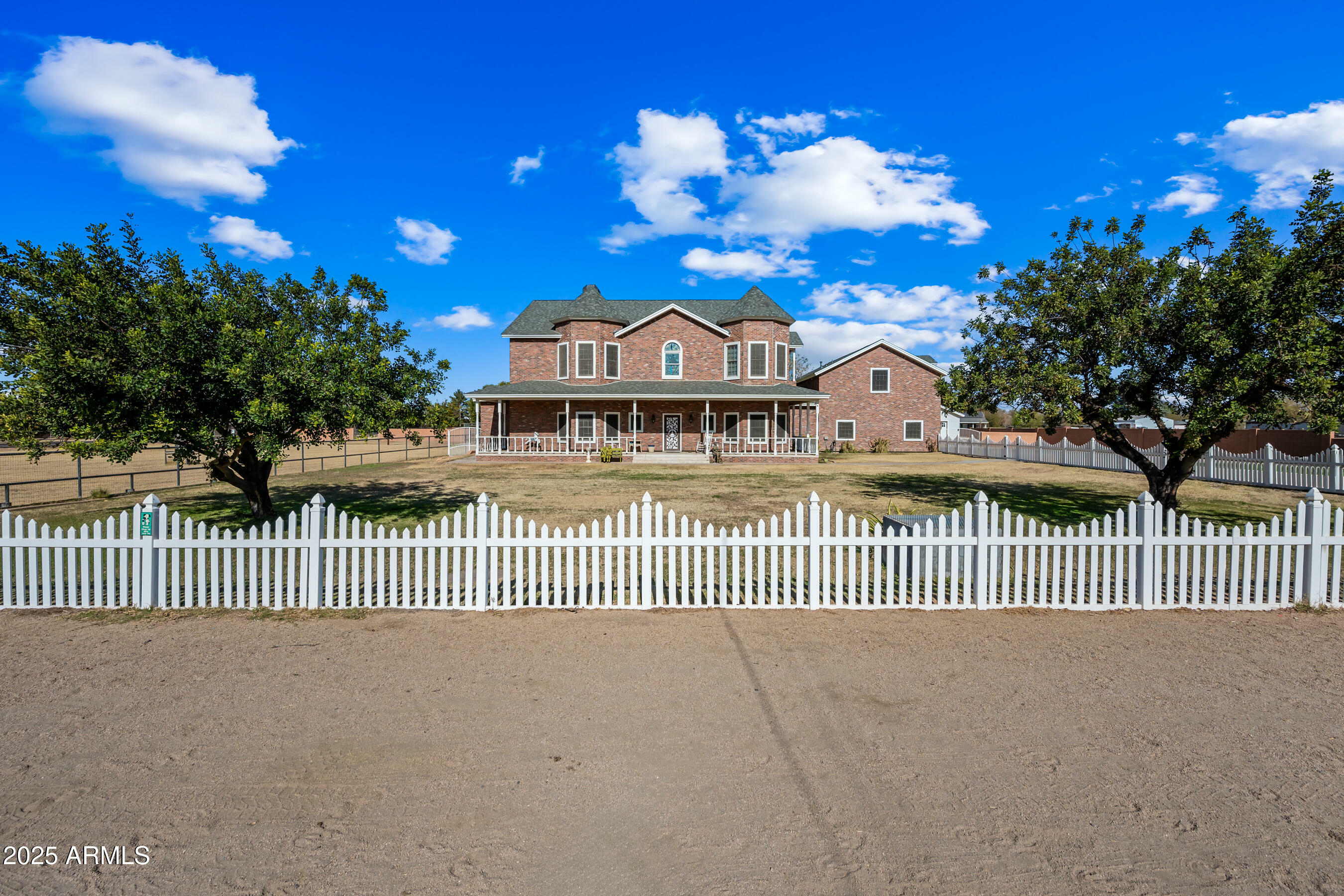 Property Photo:  424 E Lehi Road  AZ 85203 