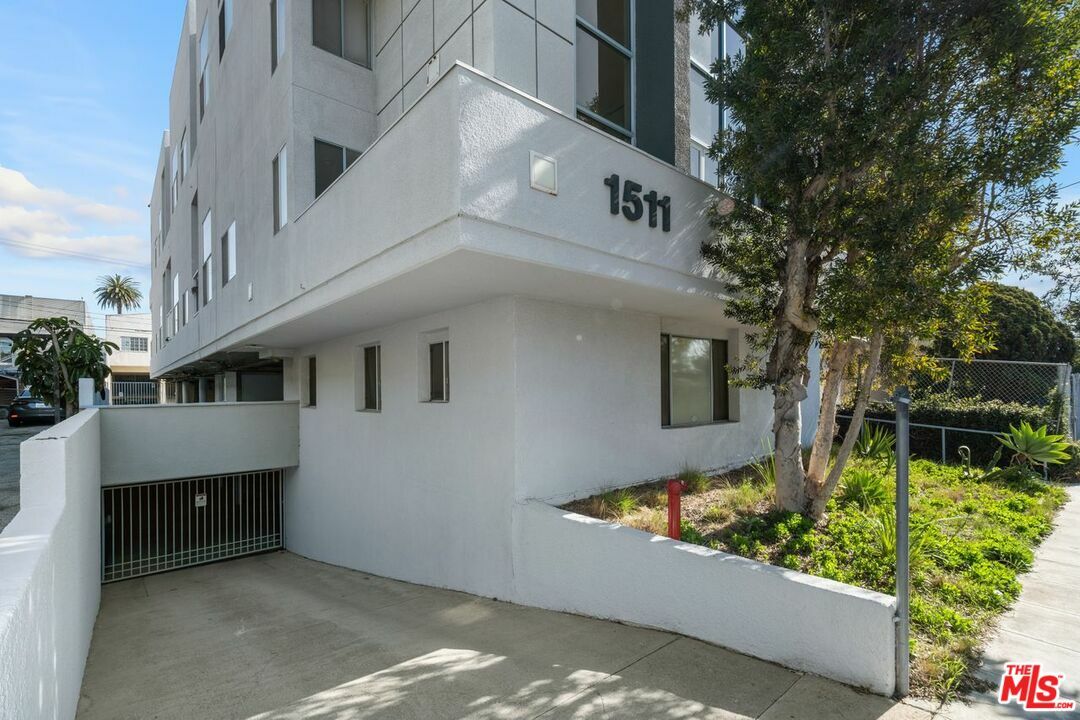 Property Photo:  1511   16th St 303  CA 90404 