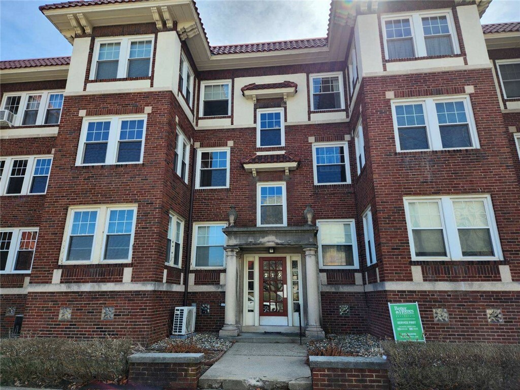 Property Photo: 215 W William Street 6 IL 62522