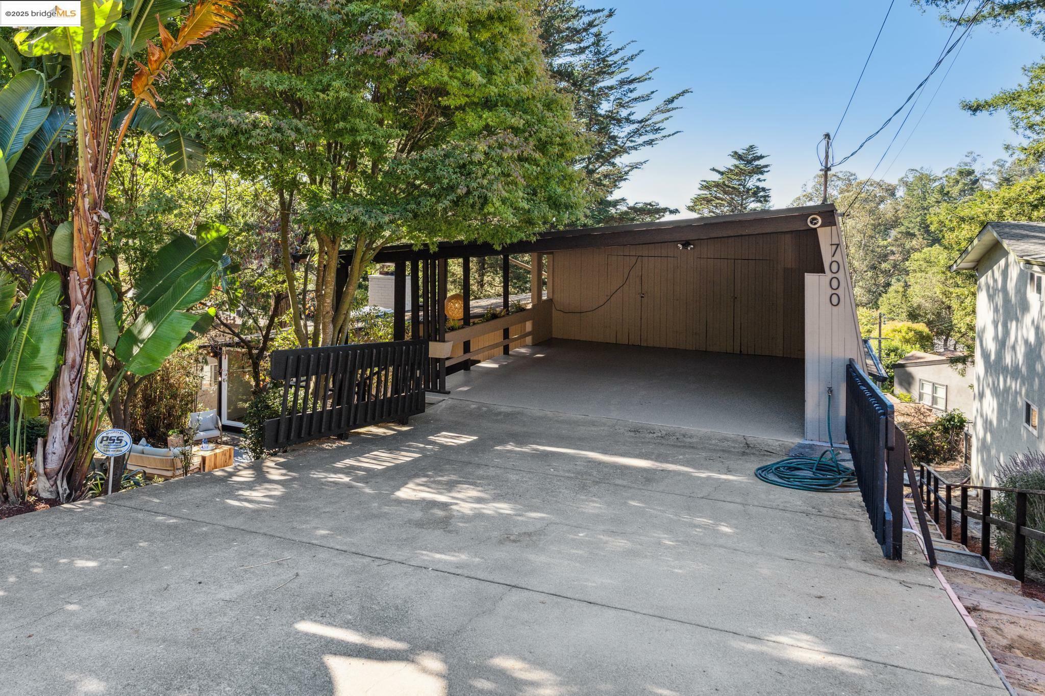 Property Photo:  7000 Saroni Dr  CA 94611 