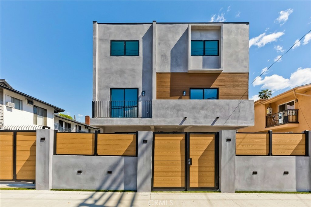 Property Photo:  6128 Hazeltine Avenue 1  CA 91401 