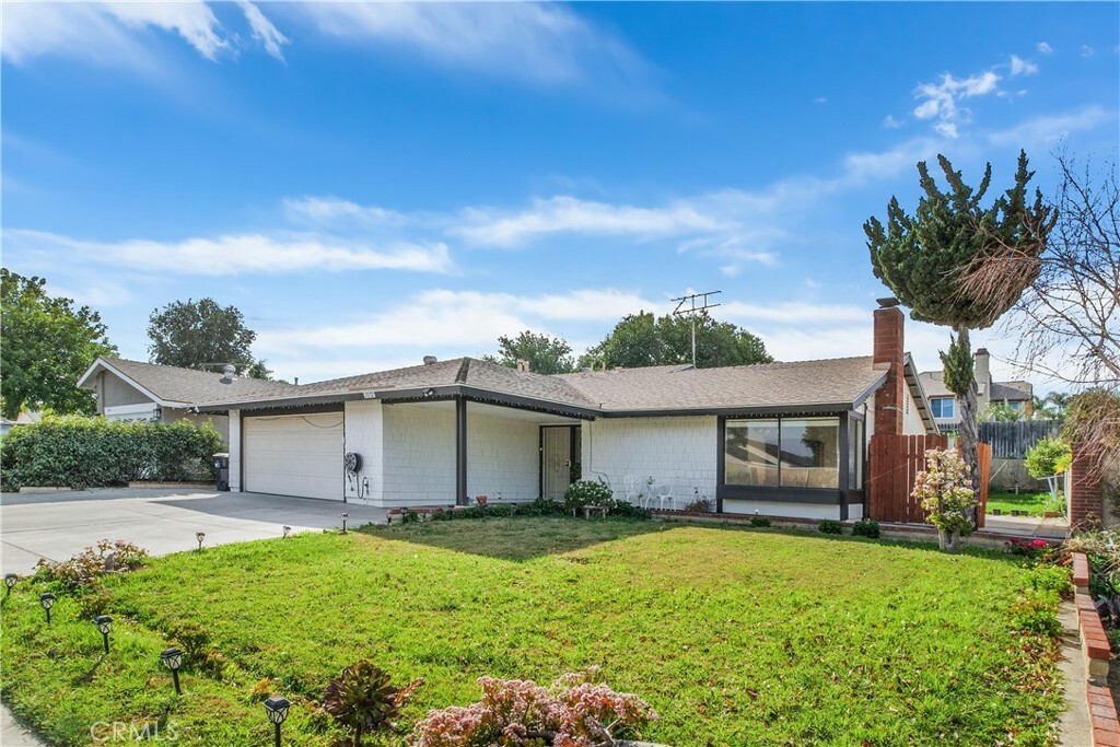 Property Photo:  1572 Evergreen Lane  CA 92879 