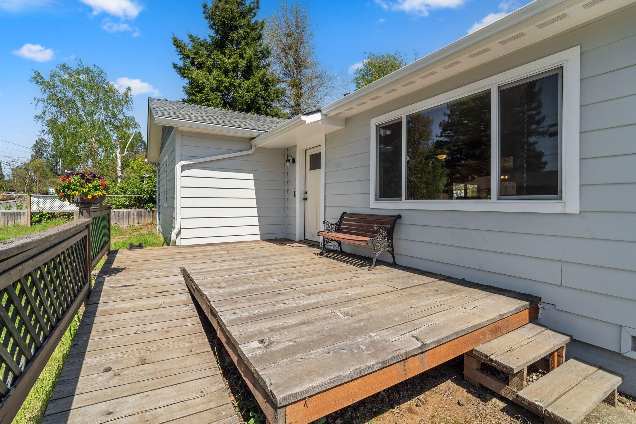 Property Photo: 703 NE 10th Street OR 97526