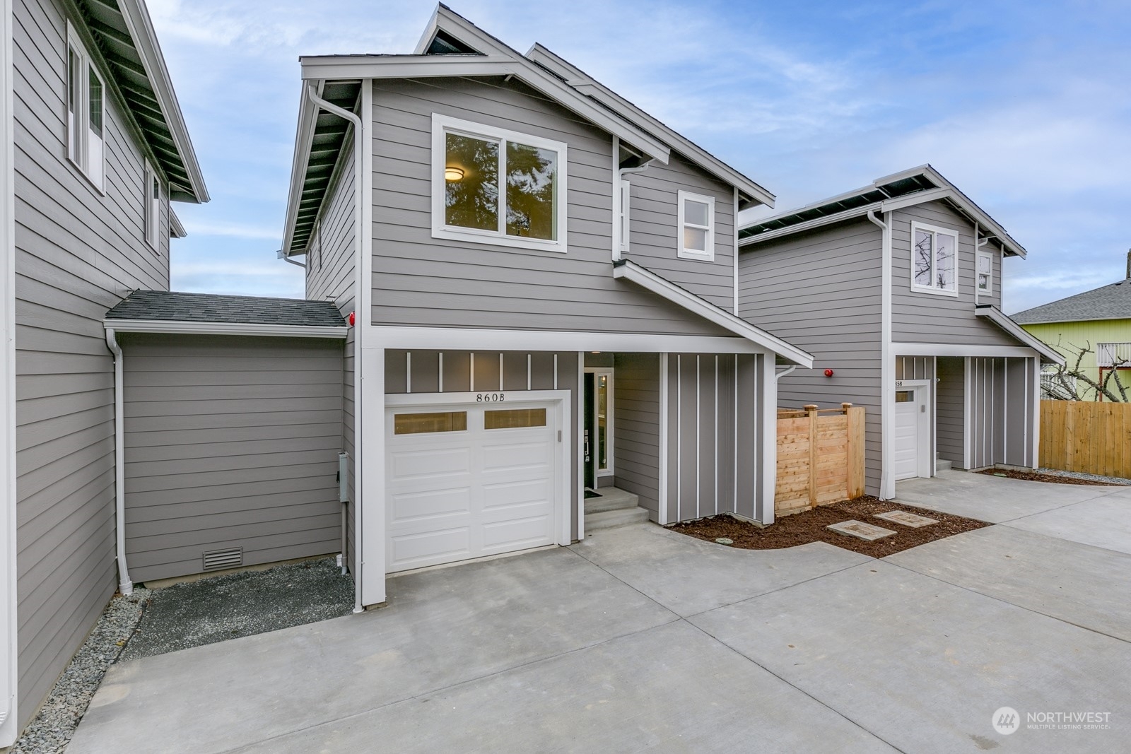 Property Photo:  860 B SW 136th Street  WA 98166 