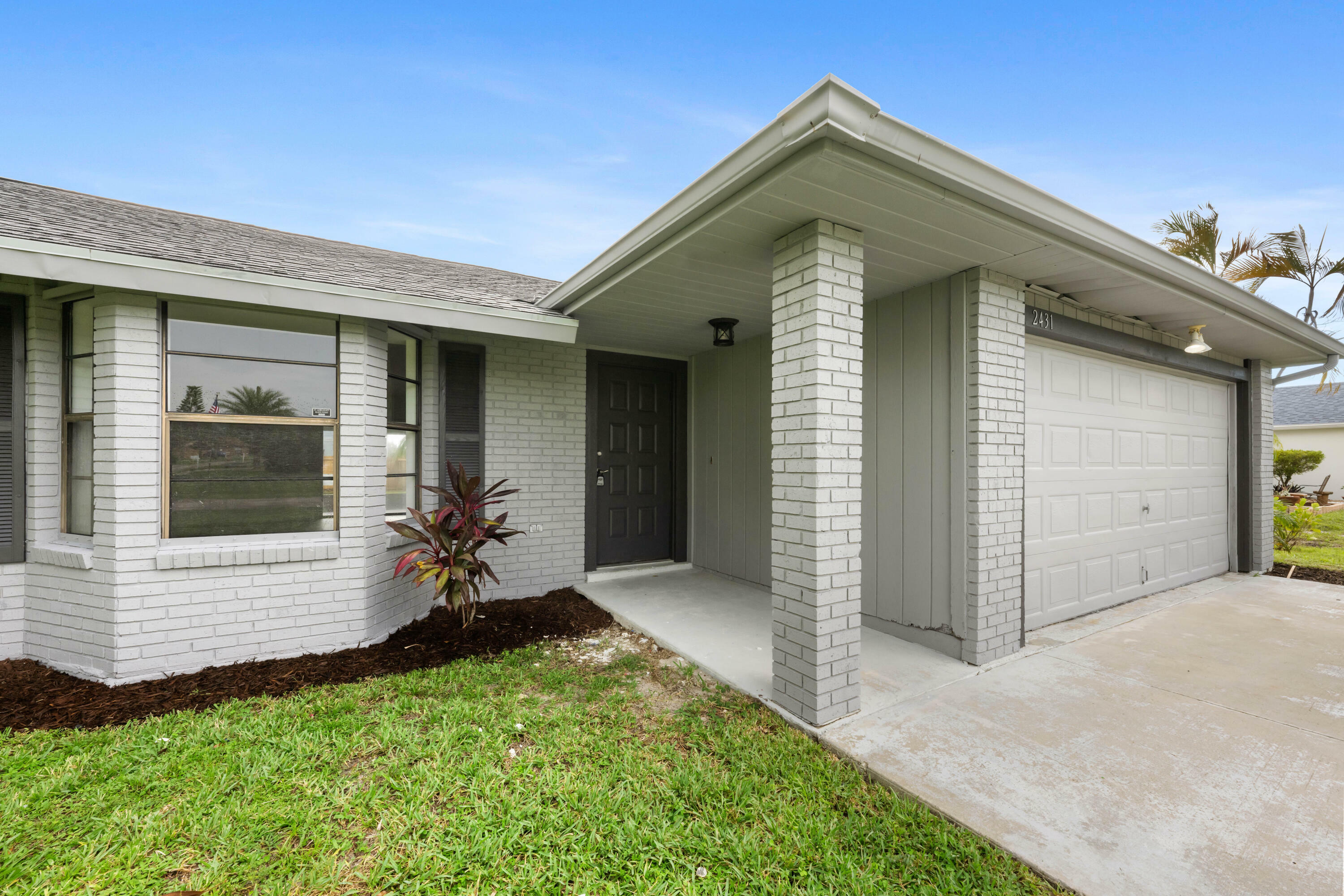 Property Photo:  2431 SE Shell Avenue  FL 34952 