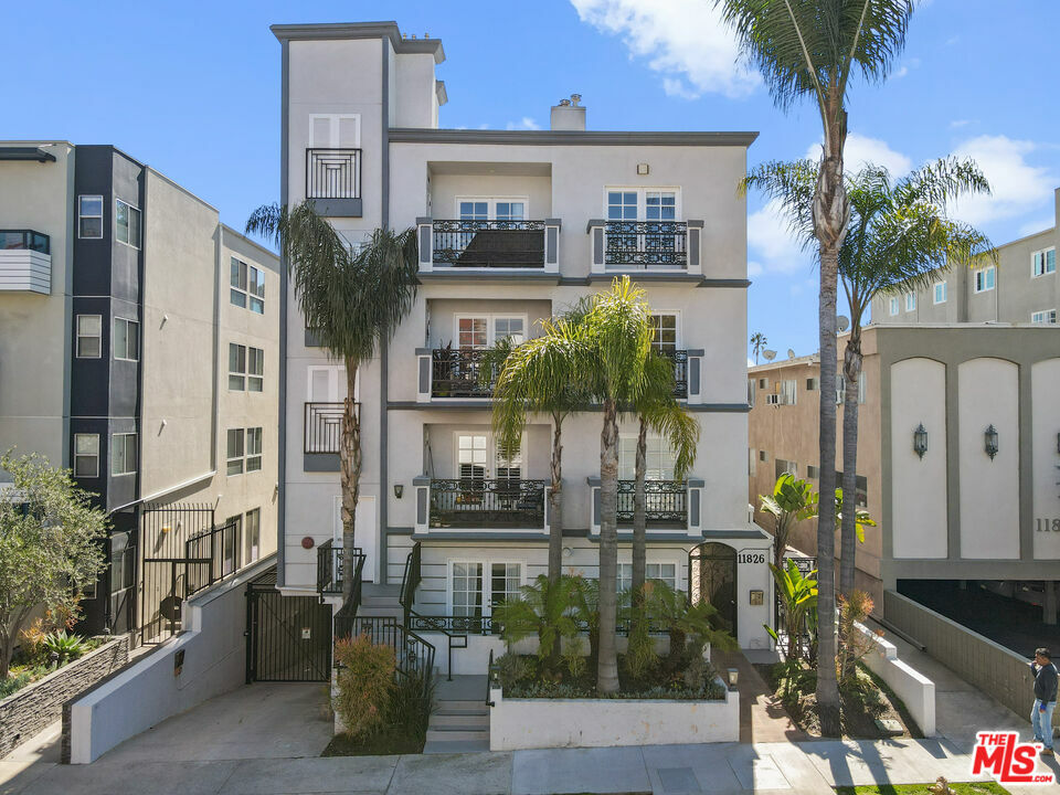 Property Photo: 11826 Dorothy St 202 CA 90049