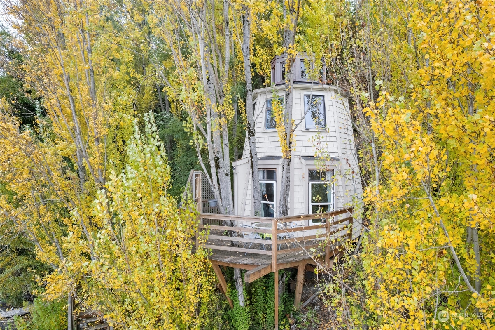 Property Photo:  1705  Perkins Lane  WA 98199 