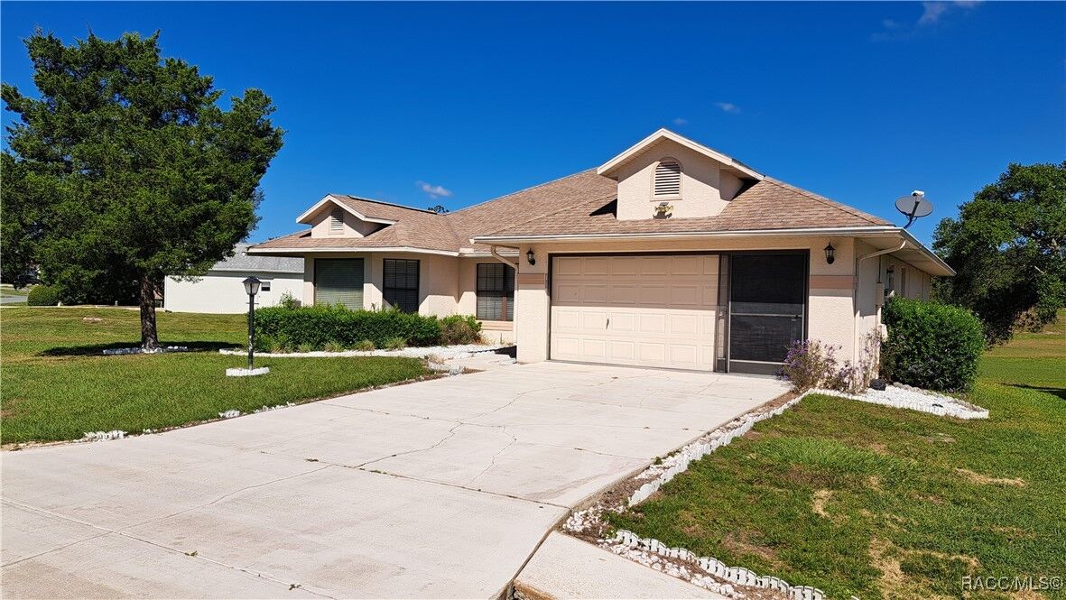 Property Photo: 735 W Colbert Court FL 34465