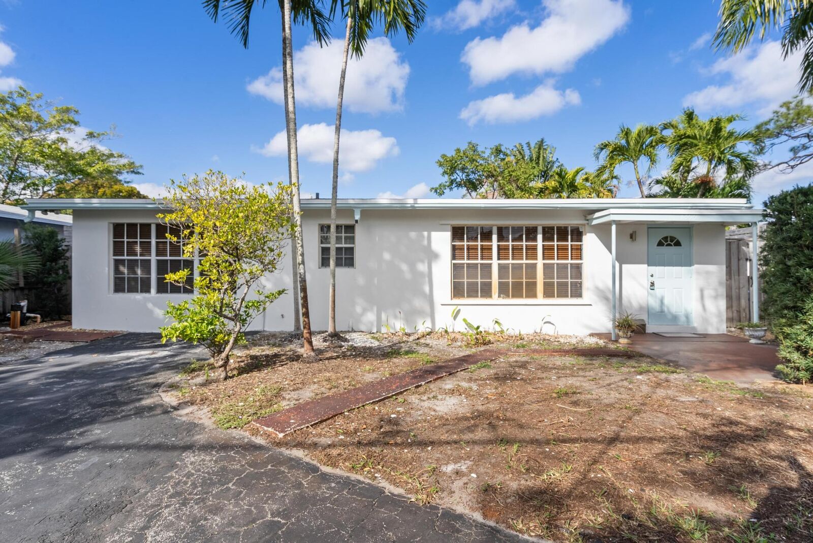 Property Photo: 1399 NE 38th Street FL 33334
