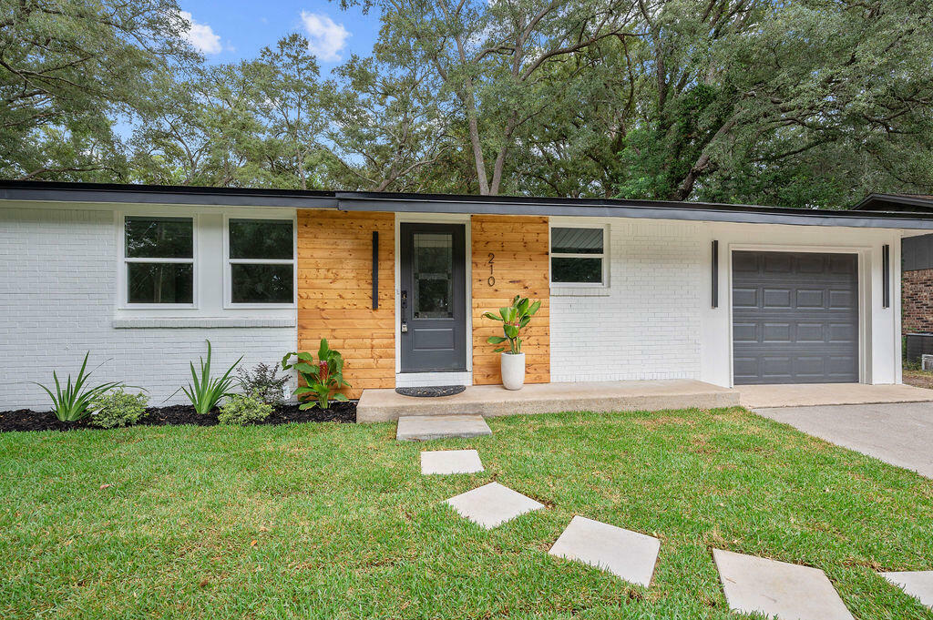 Property Photo:  210 Edrehi Avenue  FL 32578 