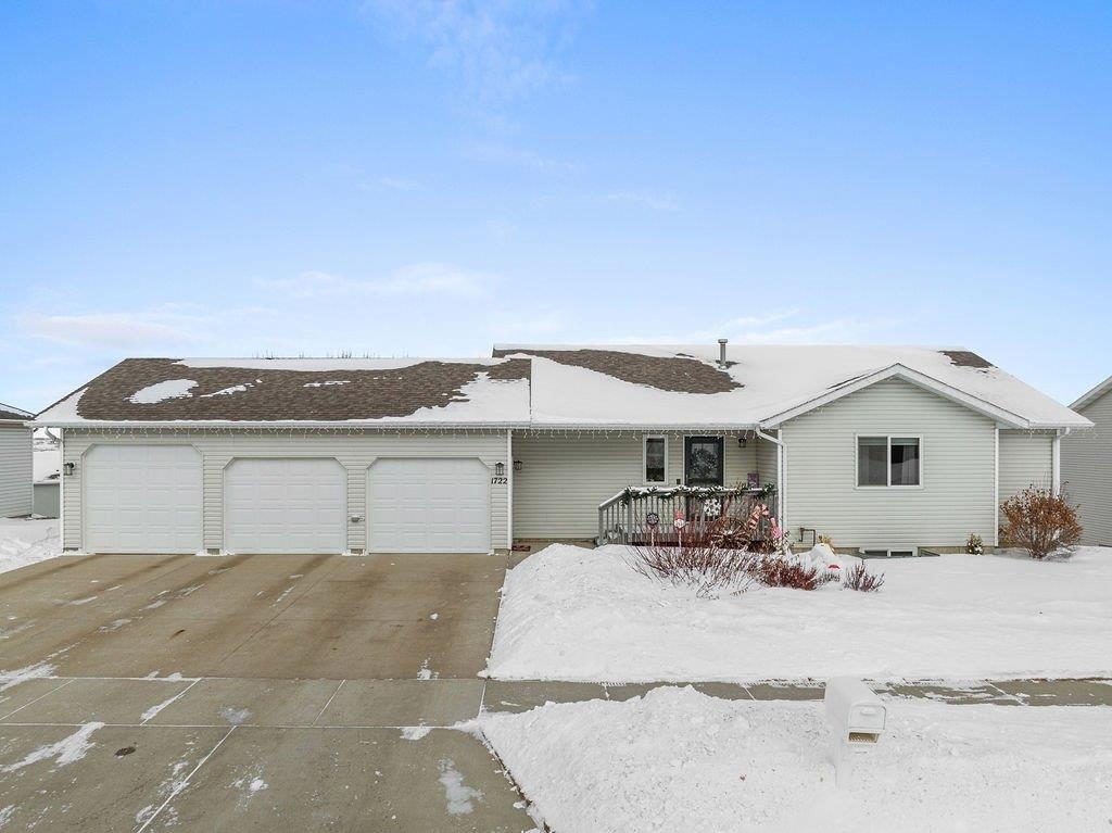 Property Photo: 1722 Birch Place SW ND 58701