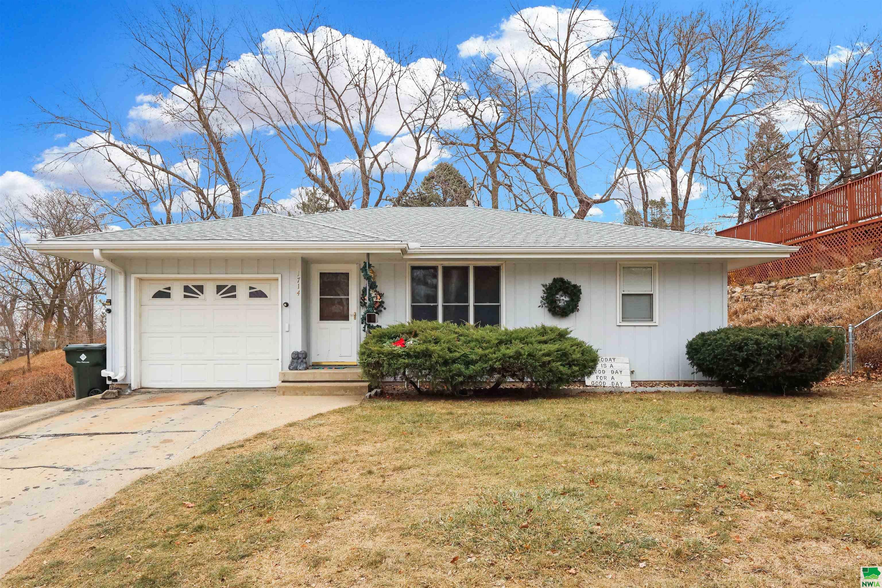 Property Photo:  1714 Helmer Street  IA 51103 