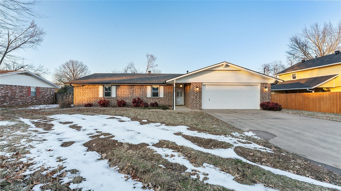 Property Photo:  2107 SE 18th Street  AR 72712 