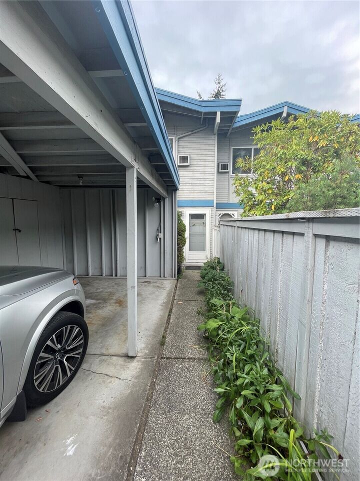 Property Photo: 2305 S Pinebrook Lane 11 WA 98198