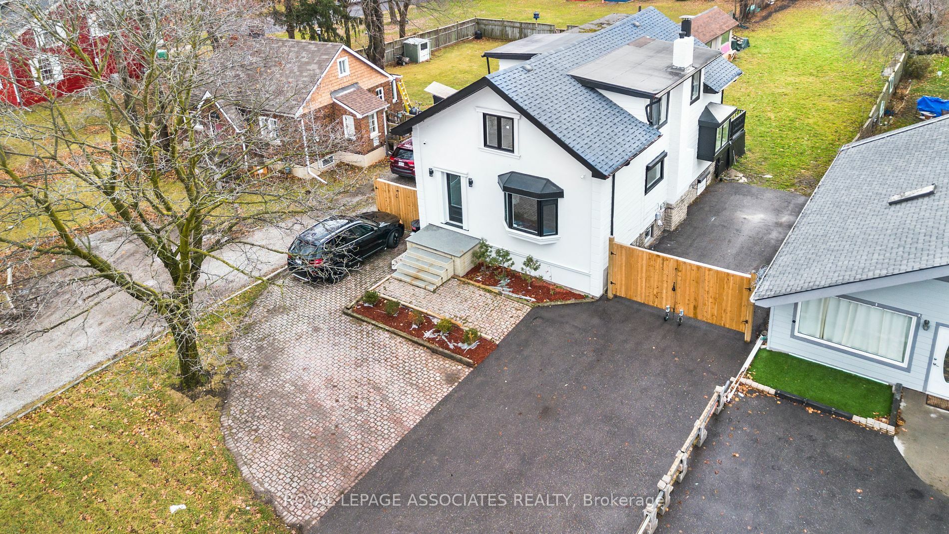 Property Photo:  515 Kingston Rd W  ON L1S 6M1 