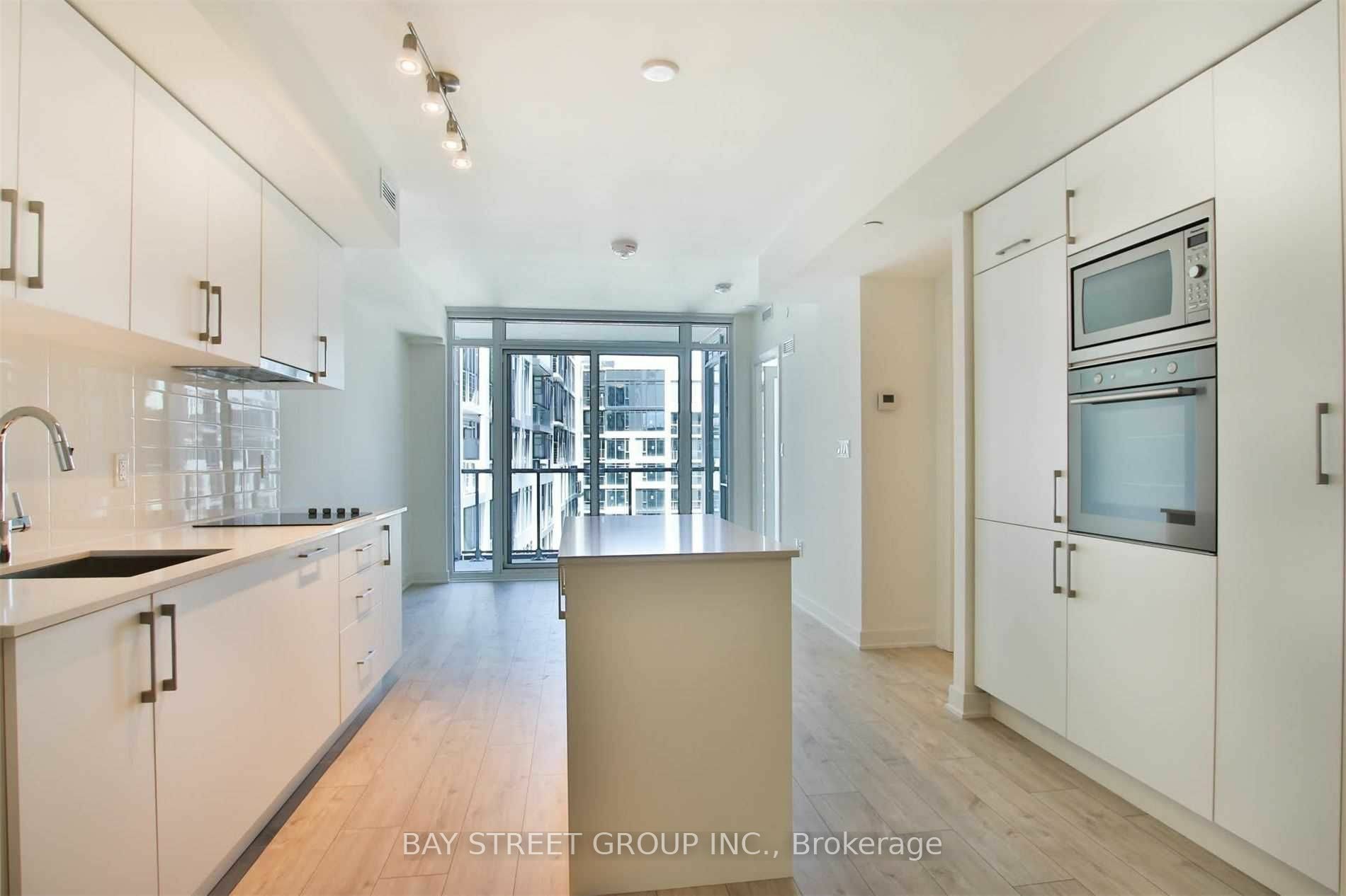 Property Photo:  576 Front St W 712E  ON M5V 1C1 