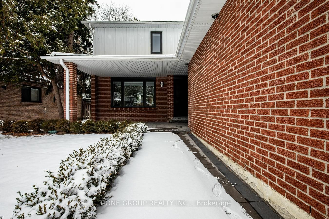 Property Photo:  44 Tanbark Cres  ON M3B 1N6 