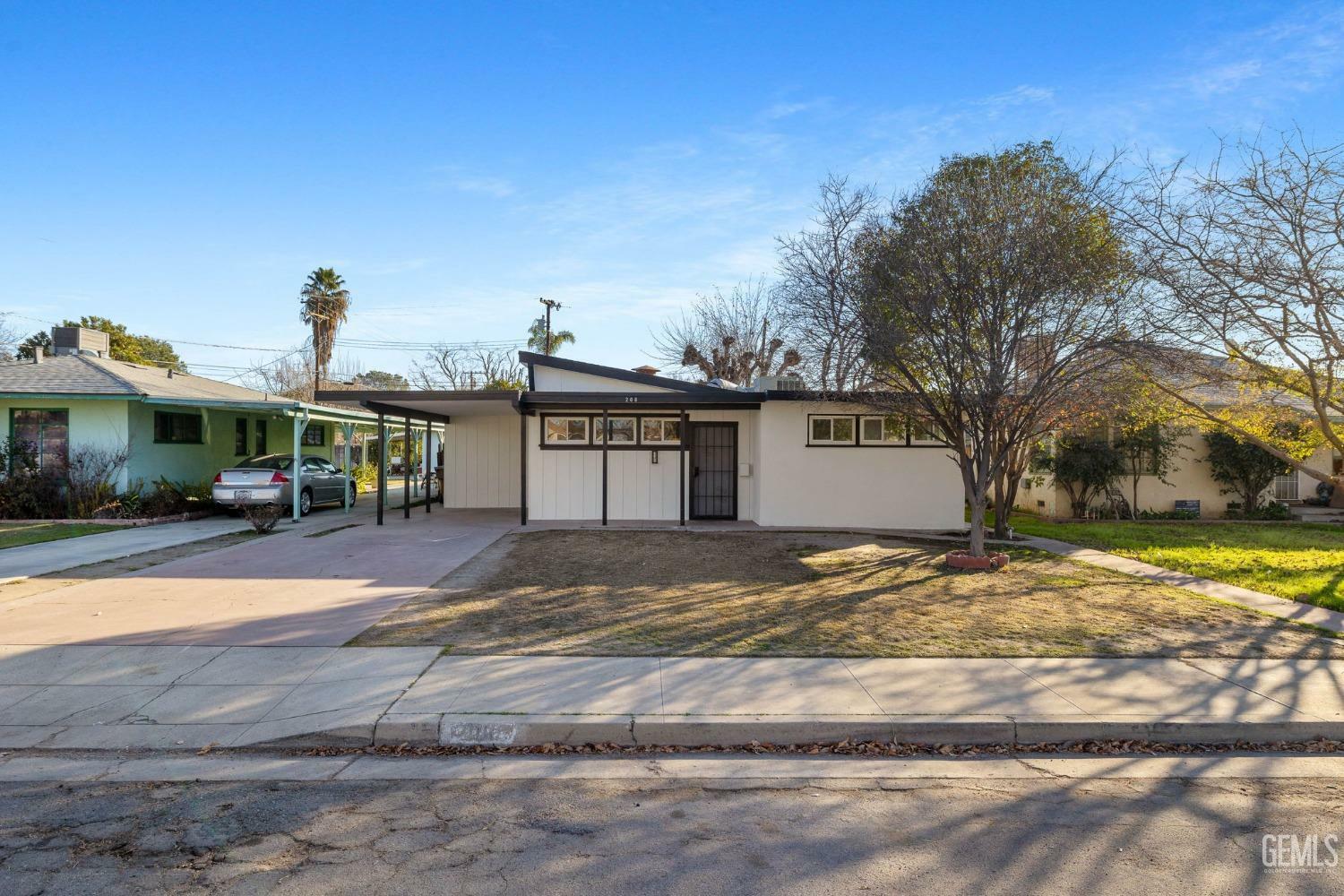 Property Photo:  208 Myrtle Street  CA 93304 