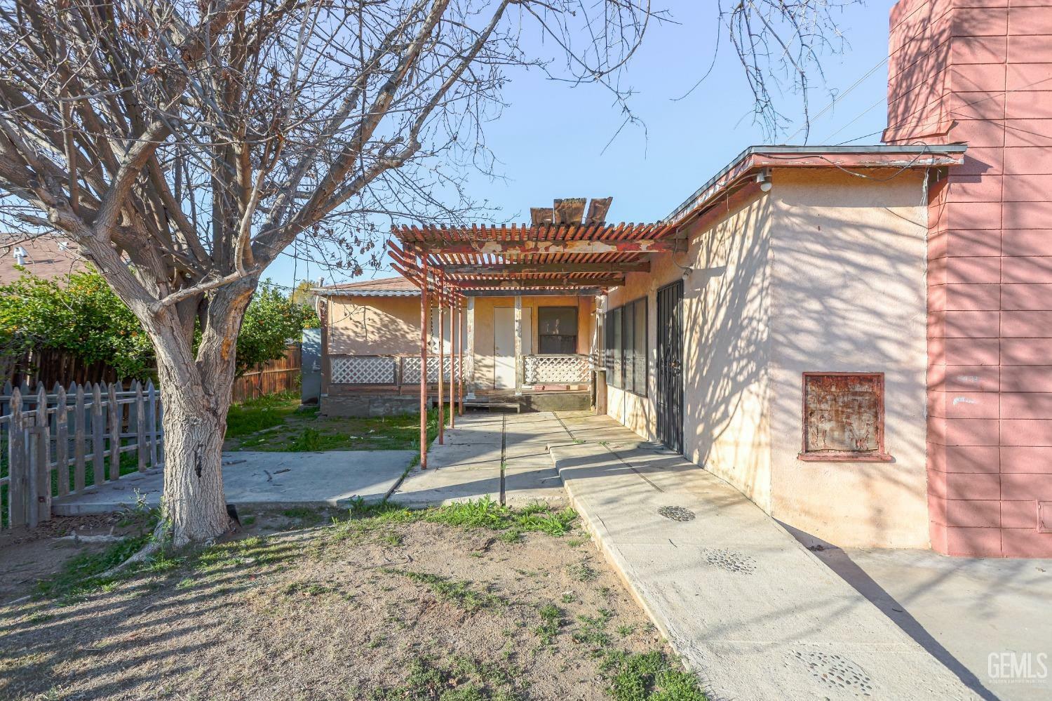 Property Photo: 2601 Dracena Street CA 93304