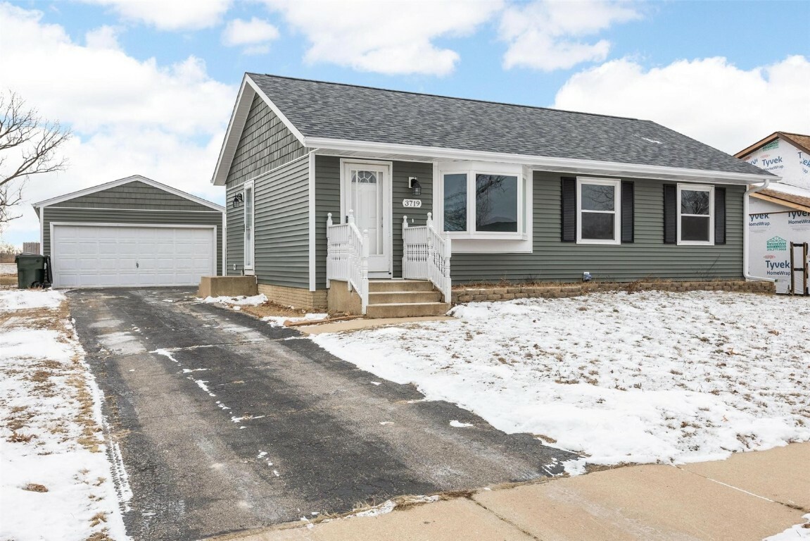 Property Photo:  3719 Blue Mound Dr NE  IA 52402 