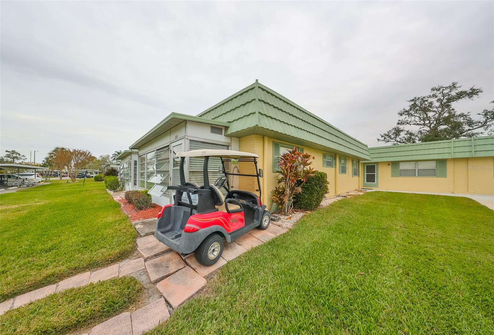 Property Photo:  102 Cambridge Trail 225  FL 33573 