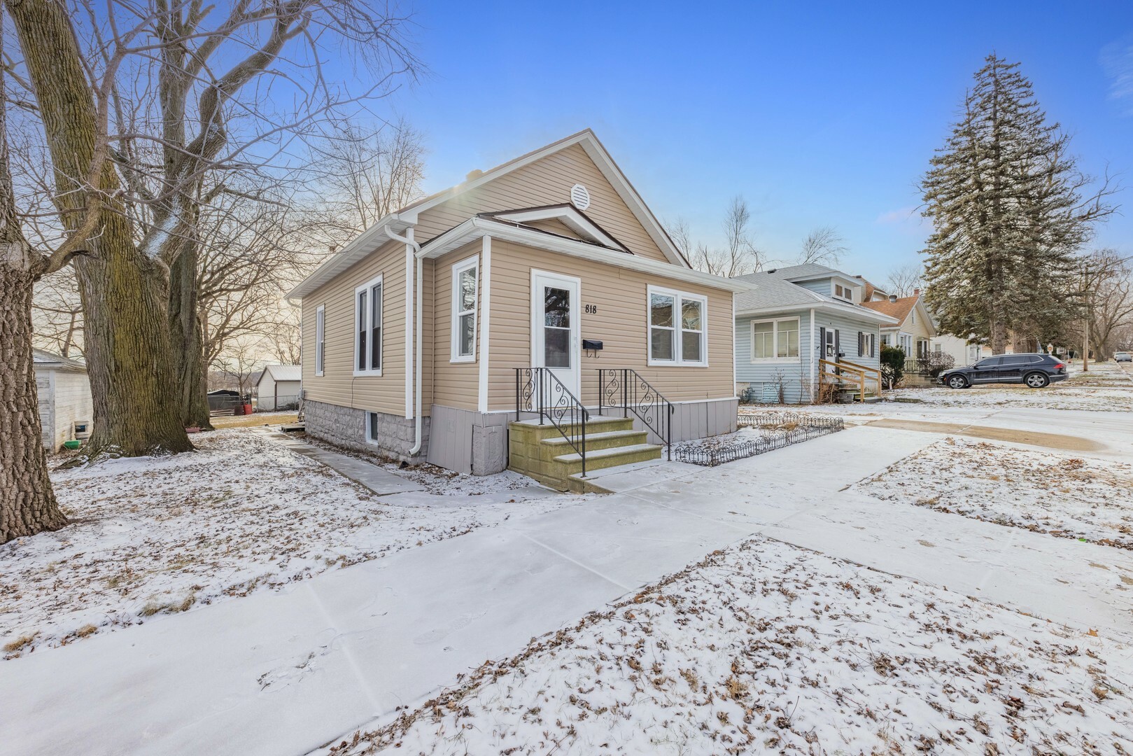 Property Photo:  818 Croghan Avenue  IL 60436 