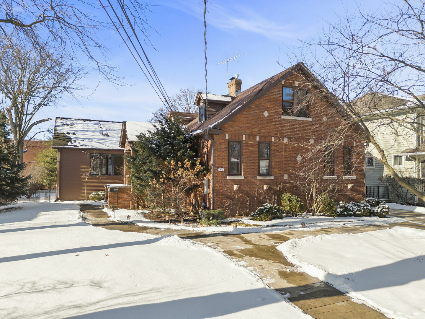 Property Photo:  702 Howard Street  IL 60187 