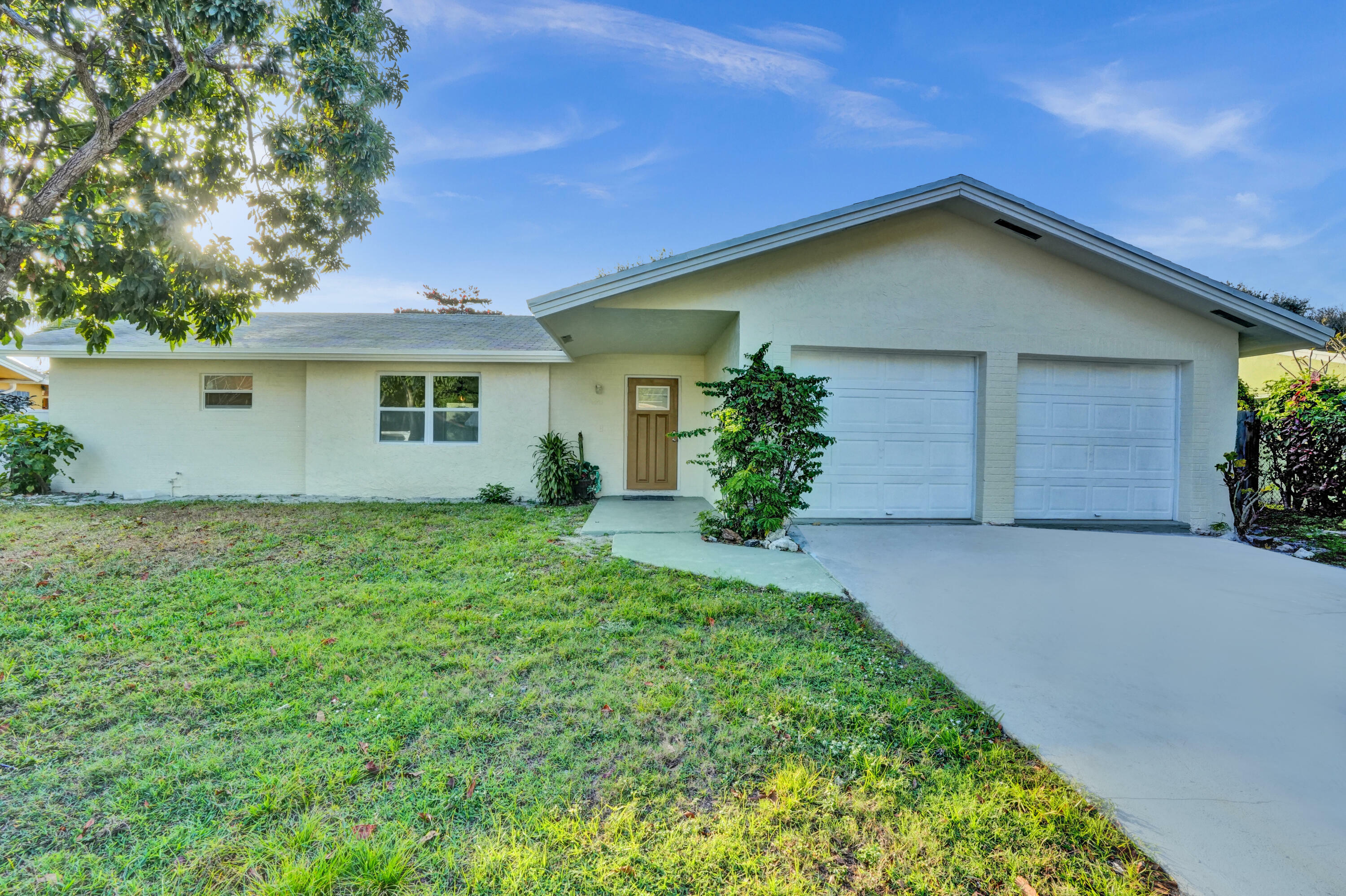 Property Photo:  4009 Waverly Drive  FL 33407 