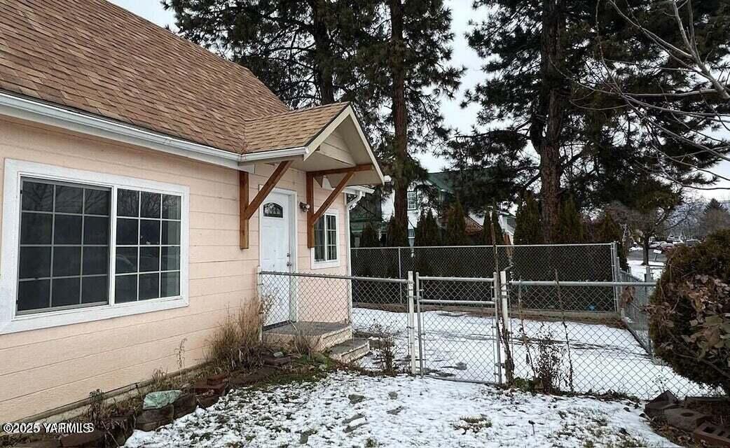 Property Photo: 412 S 9th St WA 98901