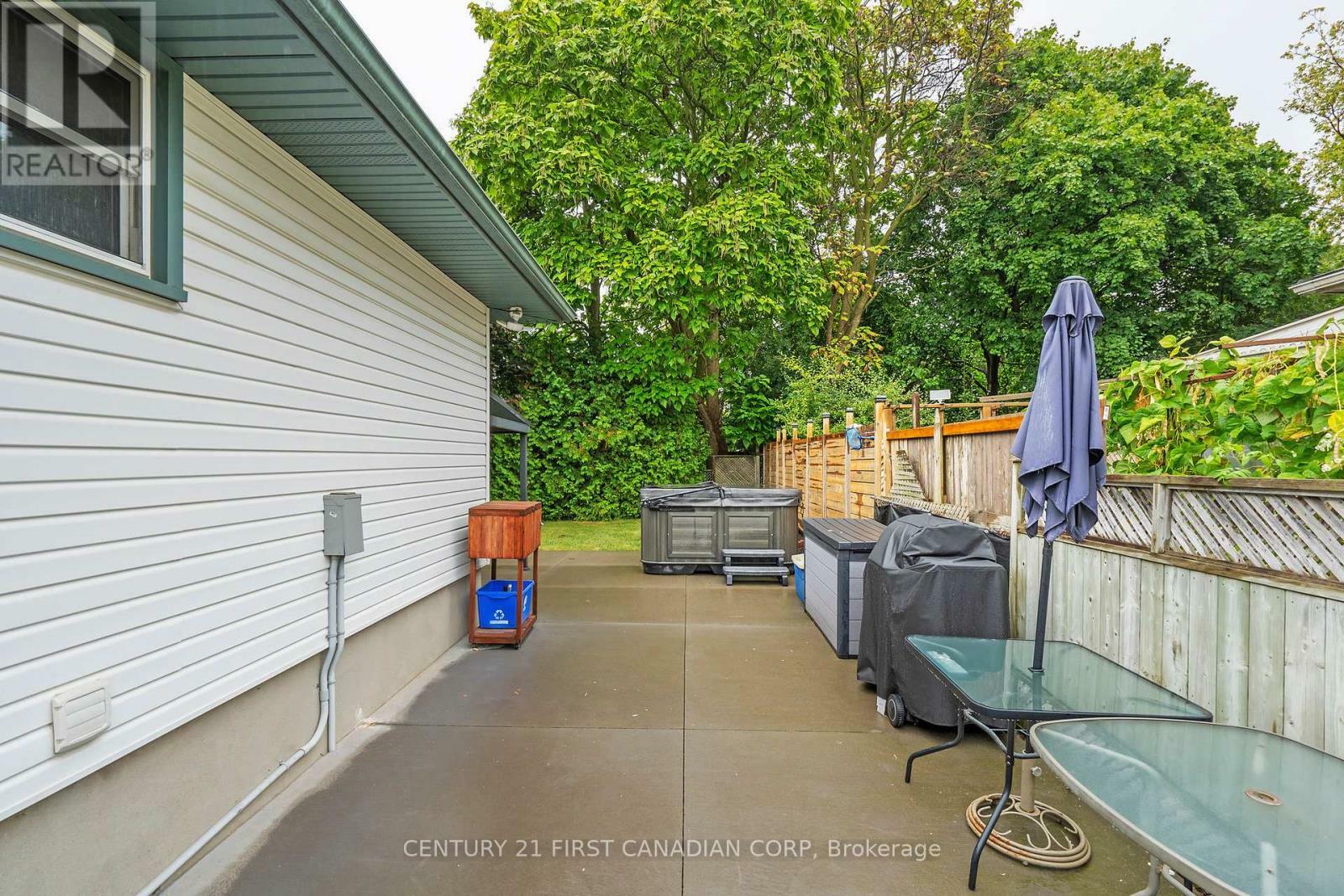 Property Photo:  1055 Osgoode Drive  ON N6E 1E3 