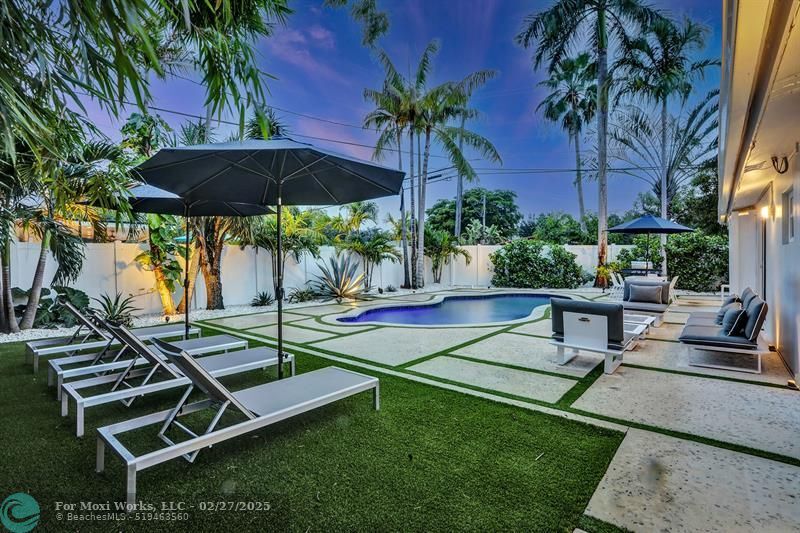 Property Photo:  700 NE 20th Dr  FL 33305 