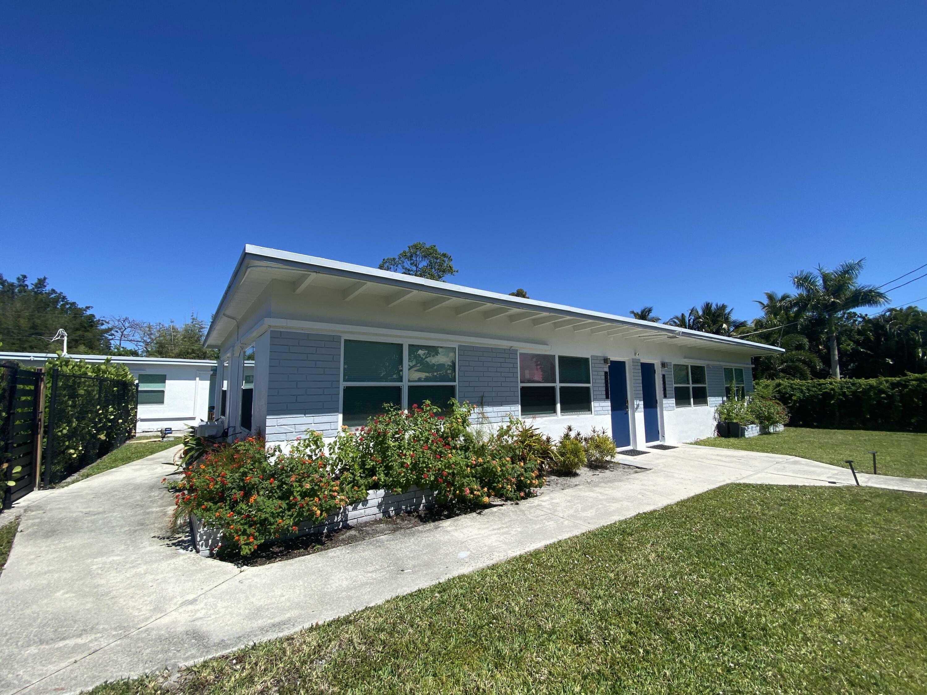 Property Photo:  304 SE 3rd Street  FL 33483 