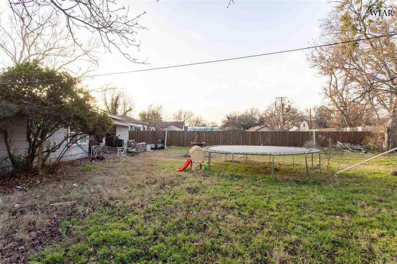 Property Photo:  611 Sycamore Drive  TX 76354 