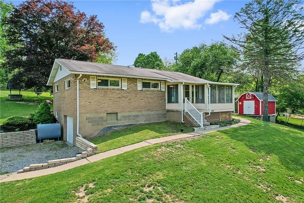 Property Photo: 1901 North Road PA 15057