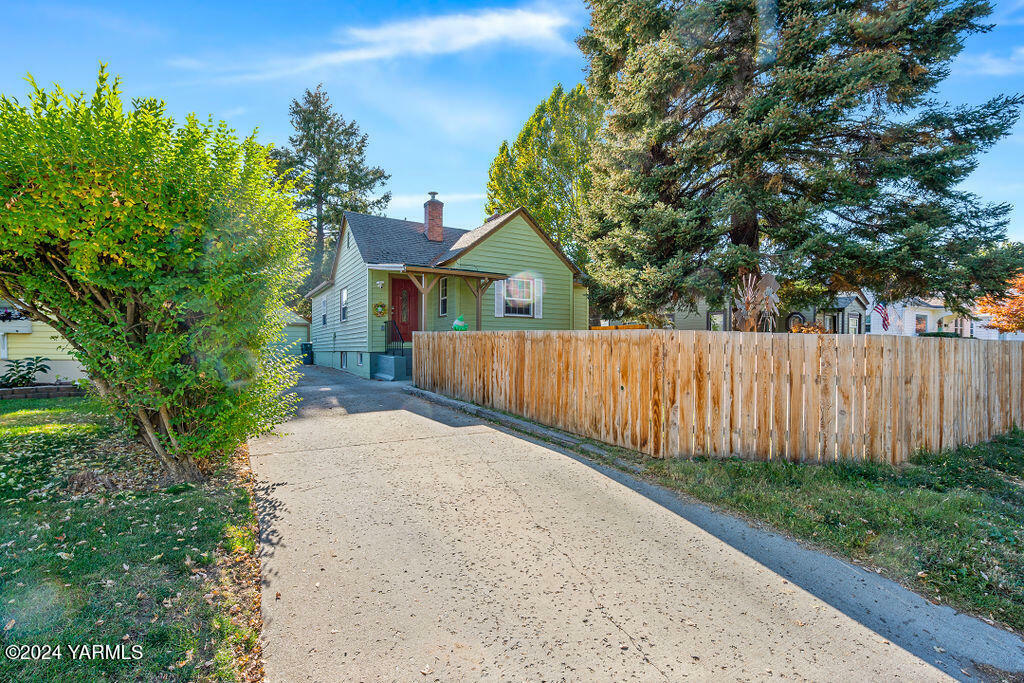 Property Photo:  2410 Barge St  WA 98902 